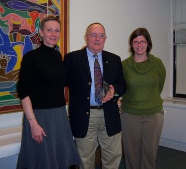 Win Boerckel receiving Lung Cancer Support Group Facilitator Award